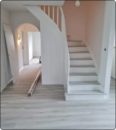 Renoviertes Treppenhaus mit weißer Holztreppe